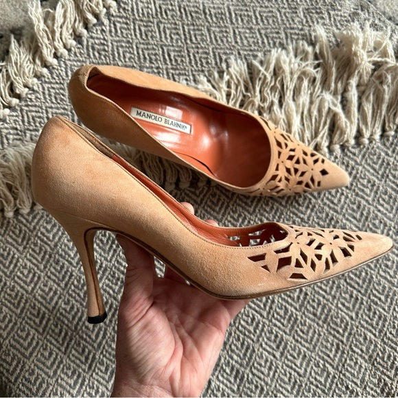 Manolo Blahnik Fiorix Laser Cut Peach Suede Pointed Toe Heels | Size 38.5/ 8.5 - Picture 2 of 14